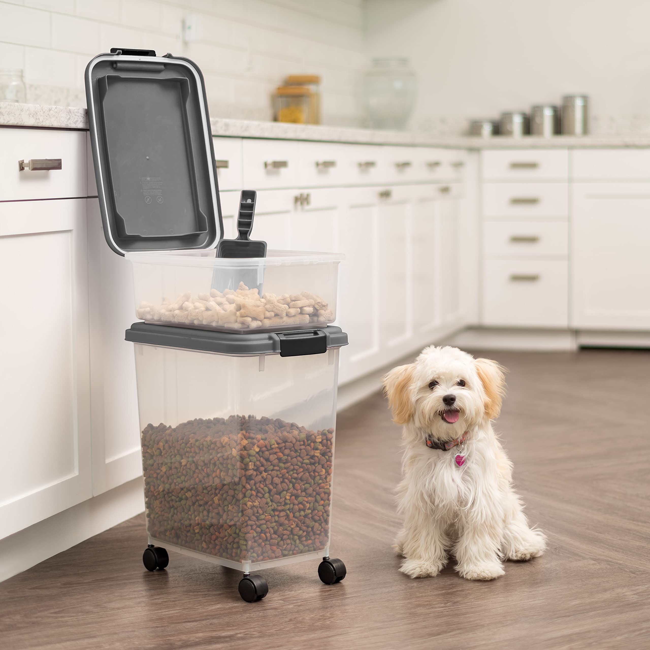 IRIS USA — Contenedor Hermético para Alimento de Perro y Gato, Combo 30 lbs y 11 lbs, Apilable con Ruedas y Taza Medidora de 2 Tazas