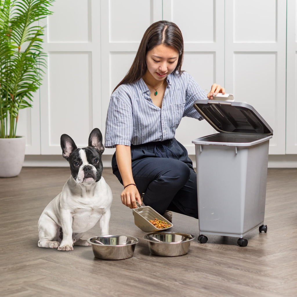 IRIS USA — Contenedor de Almacenamiento para Alimento de Perro con Ruedas y Tapa Hermética