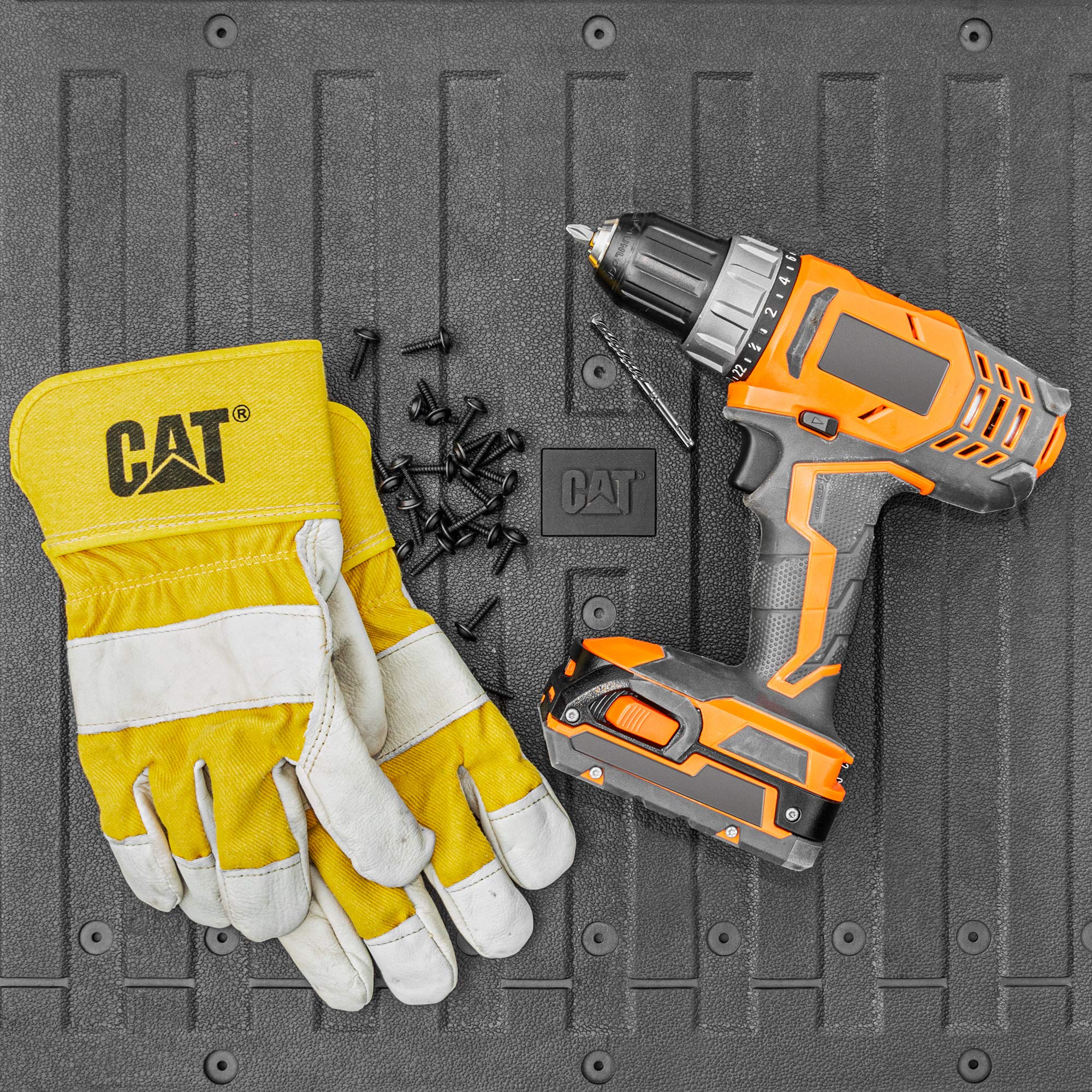 CAT Caterpillar — Tapete Protector de Compuerta Trasera para Camioneta Pick-Up, Hule Ultra Resistente de Alto Rendimiento, Universal Recortable 62" x 21" (CAMT-1509), Negro